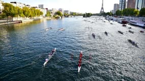 Quelque 1.000 rameurs dans 230 bateaux approchent de la Tour Eiffel lors de la 37e édition de "La Traversée de Paris en aviron" sur la Seine, le 4 septembre 2022 à Paris