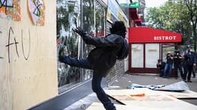 Un casseur lors de la manifestation du 1er mai 2019 à Paris. 