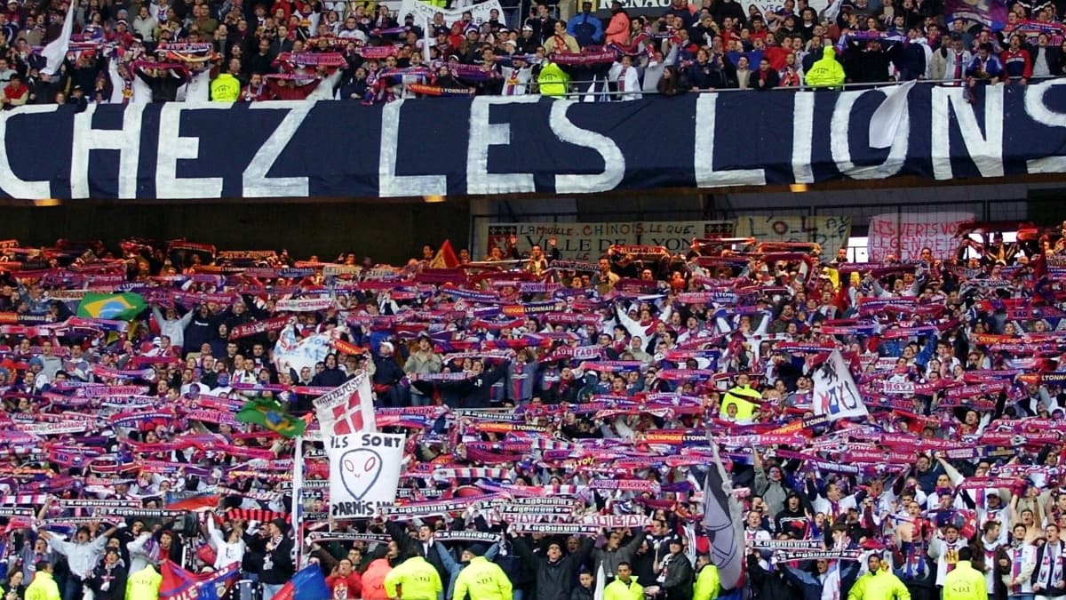 Les supporters lyonnais au Stade de France lors de la finale de la Coupe de la Ligue 2001