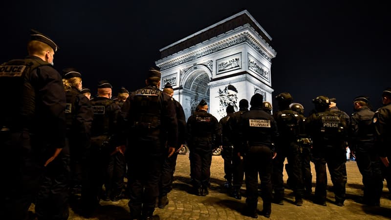 Des policier sur la place de l'Etoile le 31 décembre 2021 (illustration)
