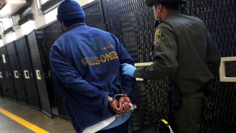Un détenu condamné à mort est transféré par un officier de police, le 15 août 2016 à la prison de San Quentin en Californie. (Photo d'illustration)