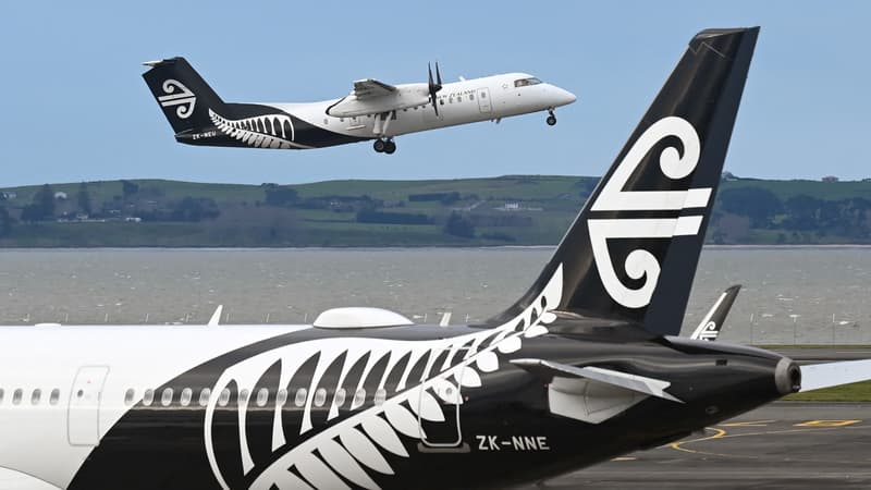 Des passagers de la compagnie aérienne Air New Zealand vont être pesés avant leur embarquement
