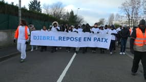 Entre 250 et 300 personnes sont réunies ce dimanche après-midi pour assister à la marche blanche en hommage à Djibril.
