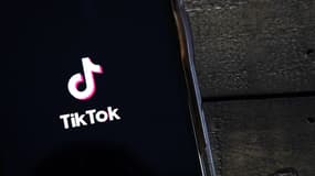 Logo de l'application TikTok sur un smartphone