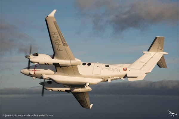 Le "Vador" est un bimoteur de type Beechcraft King Air 350 équipé pour le renseignement