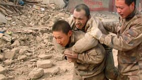 Evacuation d'un blessé mercredi à Yushu, dans le sud-ouest de la Chine, après un séisme de magnitude 6,9 qui a fait au moins 617 morts et plus de 10.000 blessés, selon le dernier bilan communiqué par l'agence Chine nouvelle. Des convois chinois acheminant