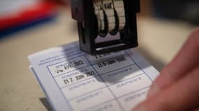Une carte électorale est tamponnée à Carhaix-Plouguer, dimanche 19 juin 2022, lors du second tour des législatives