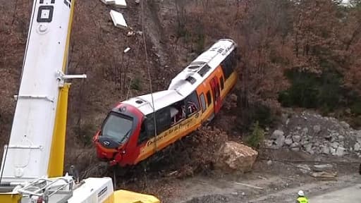 La rame détachée du train a été descendue à l'aide d'une grue sur la nationale en contre-bas.