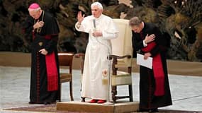 Benoît XVI (au centre) n'hésitera pas à démissionner, ce qu'aucun pape n'a fait depuis 700 ans, s'il est dans l'incapacité "physique, psychologique ou spirituelle" d'accomplir les tâches de sa fonction. /Photo prise le 22 novembre 2010/REUTERS/Max Rossi