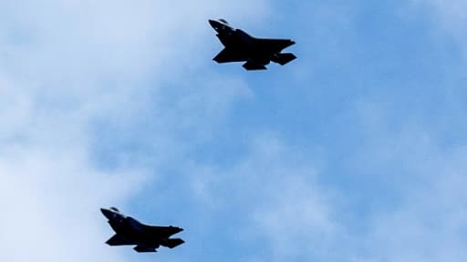 Des chasseurs furtifs F-35 récemment livrés à Israël par les Etats-Unis font leur première sortie lors de la parade annuelle pour la fête de l'Indépendance, le 2 mai 2017 à Tel-Aviv Des chasseurs furtifs F-35 récemment livrés à Israël par les Etats-Unis font leur première sortie lors de la parade annuelle pour la fête de l'Indépendance, le 2 mai 2017 à Tel-Aviv