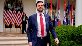 Le vice-président des États-Unis, J.D. Vance, arrive à l'événement commercial "Make America Wealthy Again" dans la roseraie de la Maison Blanche le 2 avril 2025 à Washington, DC.