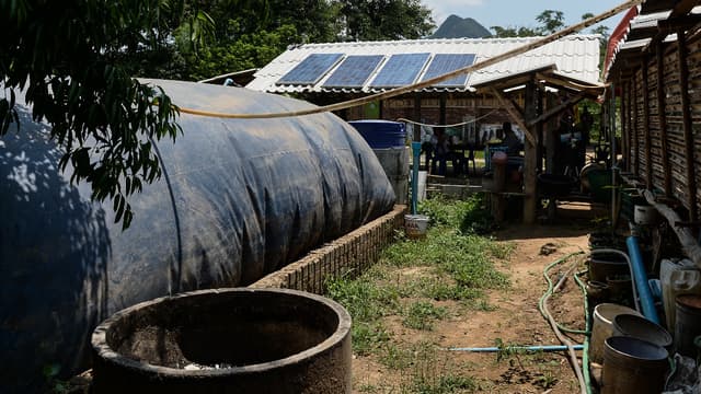 Les villageois de Pa Deng, en Thaïlande, combinent énergie solaire et biogaz pour s'éclairer.