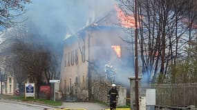 Un incendie dans le village de Jausiers le 24 avril 2023.