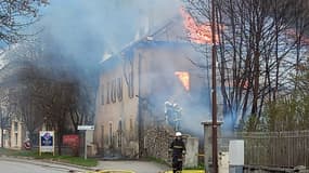 Un incendie dans le village de Jausiers le 24 avril 2023.