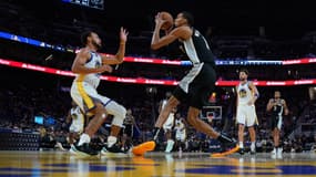 Victor Wembanyama face à Stephen Curry, le 21 octobre 2023.