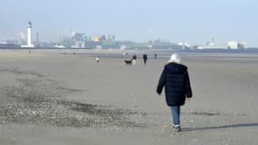 Des habitants sur la plage de Dunkerque dans le Nord de la France, le 27 février 2021