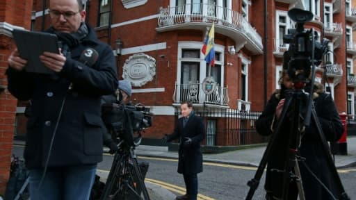 Des caméras le 6 février 2018 devant l'ambasssade d'Equateur à Londres où est réfugié le fondateur de WikiLeaks Julian Assange depuis bientôt six ans Des caméras le 6 février 2018 devant l'ambasssade d'Equateur à Londres où est réfugié le fondateur de WikiLeaks Julian Assange depuis bientôt six ans