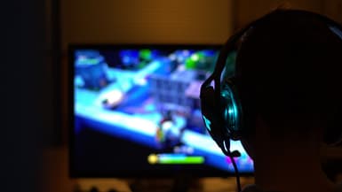 Un gamer jouant à Fortnite (illustration)