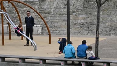 Des parents et leurs enfants le 16 mars 2020 dans un parc à Lyon (photo d'illustration).
