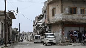 Un homme expose des objets à vendre dans un quartier endommagé par la guerre de la ville de Qusayr, dans la province centrale de Homs, en Syrie, le 12 février 2025.