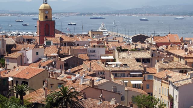 Dans le village si prisé de la jet-set, avoir une vue sur mer pu bien une villa au bord de l'eau se monnaye très cher.