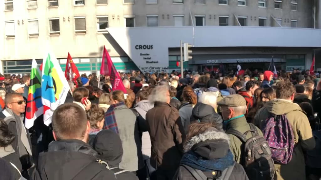Les manifestants se sont rassemblés devant le Crous à Lyon.