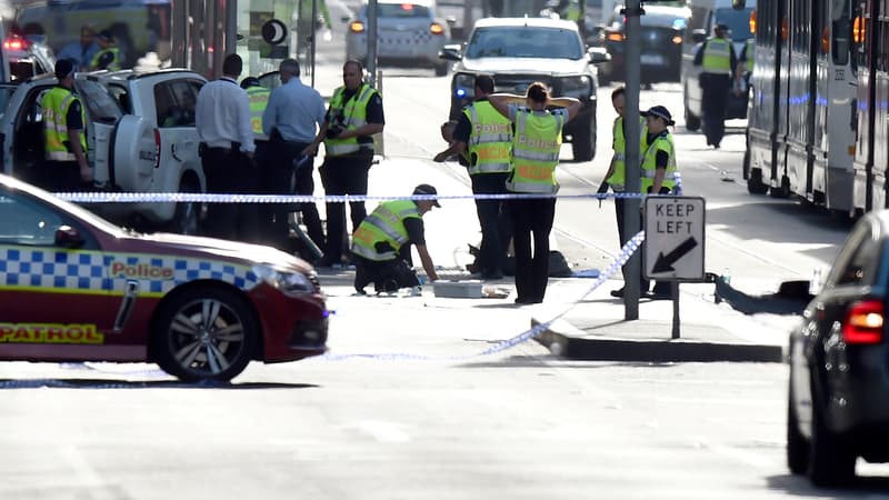 Des policiers et des équipes de secours sur Flinders Street, à Melbourne, le 21 décembre, où une voiture a foncé sur des piétons.