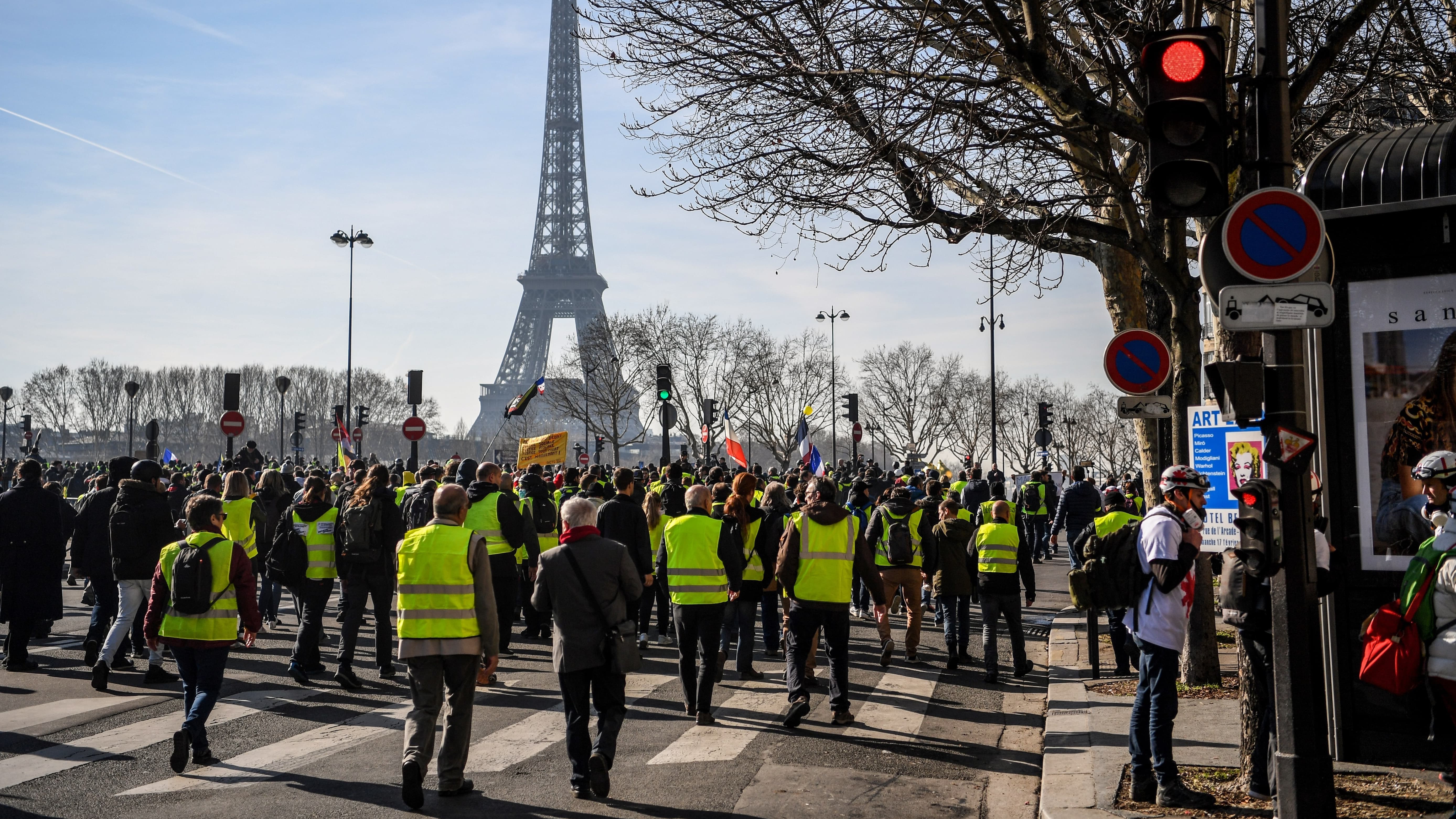 Les Gilets Jaunes Mobilisés Pour Le 3e Mois Du Mouvement, Heurts à ...