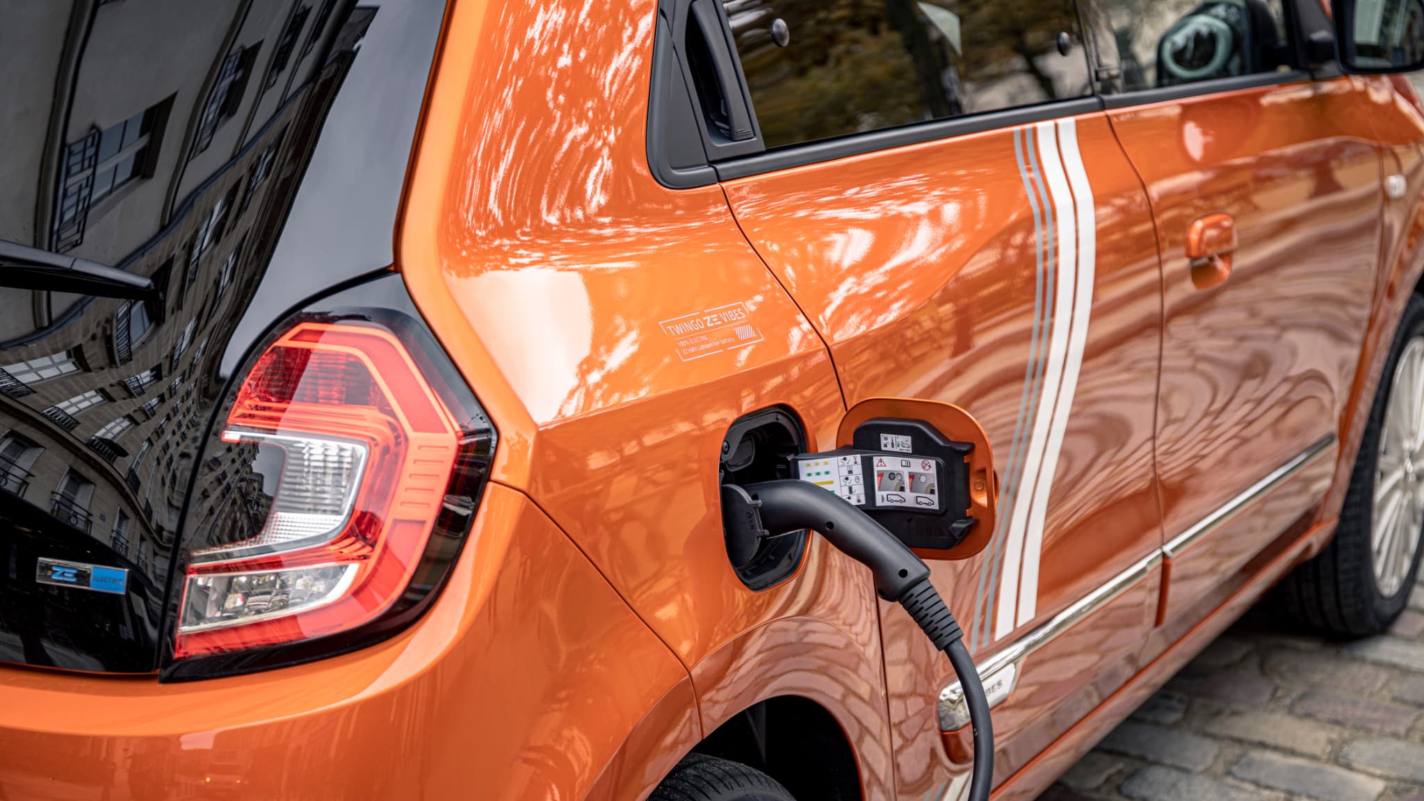 La Twingo Electric dispose d'une batterie de 22kWh et d'un moteur de 60kW, installé à l'arrière. La Twingo Electric dispose d'une batterie de 22kWh et d'un moteur de 60kW, installé à l'arrière.