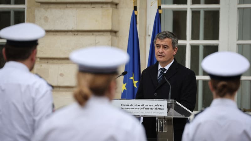 Le ministre de l'Intérieur Gerald Darmanin prononce un discours dans la cour de la préfecture d'Arras, le 19 février 2024, lors de la remise des médailles aux policiers qui sont intervenus lors de l'attentat d'Arras en octobre 2023.