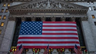 Un drapeau américain est affiché à l'extérieur de la Bourse de New York (NYSE) le 12 décembre 2024 à New York.