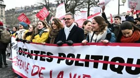 Des opposants à l'avortement manifestent dans le cadre de la "marche pour la vie", le 19 janvier 2025 à Paris.