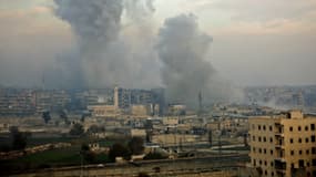 De la fumée s'élève au-dessus d'Alep, le 12 décembre 2016.