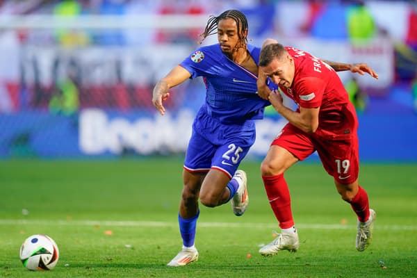 Le Français Bradley Barcola accroché lors du match contre la Pologne à l'Euro, le 25 juin 2024 Le Français Bradley Barcola accroché lors du match contre la Pologne à l'Euro, le 25 juin 2024