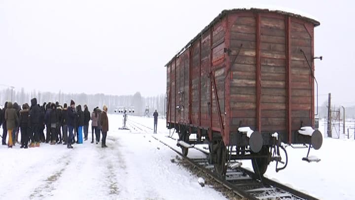 Des lycéens français visitent le camp d'Auschwitz, en Pologne.