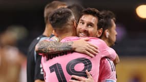 La joie de Lionel Messi dans les bras de Jordi Alba après la victoire de l'Inter Miami contre Porto le 19 juin 2025 à Atlanta