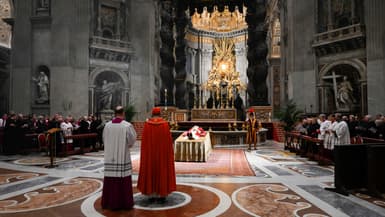 Le corps du pape émérite Benoît XVI est exposé aux fidèles à la basilique Saint-Pierre de Rome, le 2 janvier 2023