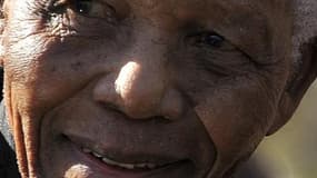 L'ancien président sud-africain Nelson Mandela a été hospitalisé samedi pour être soigné d'une "douleur abdominale de longue date", a indiqué le gouvernement sud-africain. /Photo d'archives/REUTERS/Alexander Joe/Pool