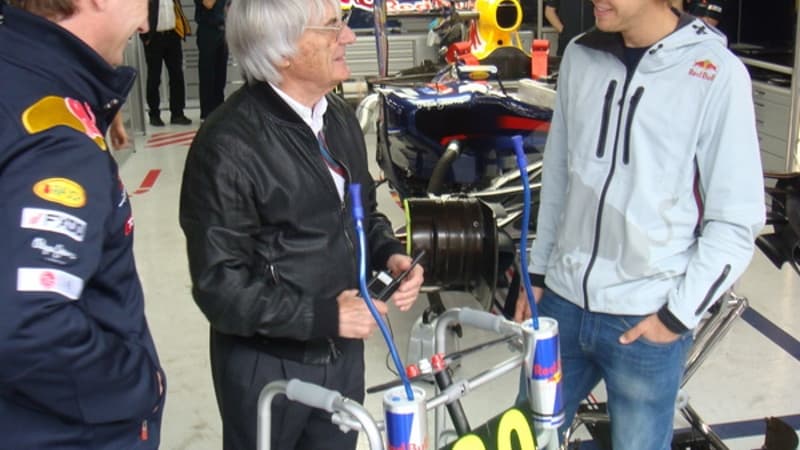 Sébastien Vettel et Christian Horner offrent un déambulateur à Bernie Ecclestone