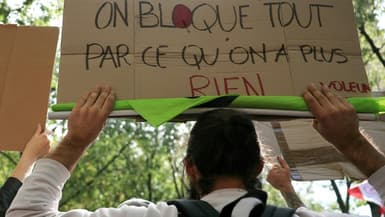 Un manifestant arbore une pancarte "on bloque tout parce qu'on a plus rien" le 10 septembre 2025 à Paris.
