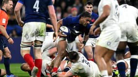 Le talonneur français Peato Mauvaka tente de s'échapper du verrou anglais George Martin (à terre) lors du match international de rugby à XV des Six Nations entre la France et l'Angleterre au Groupama Stadium de Décines-Charpieu, près de Lyon, le 16 mars 2024.