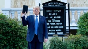 Donald Trumo devant l'église Saint John, à Washington, le 1er juin. 