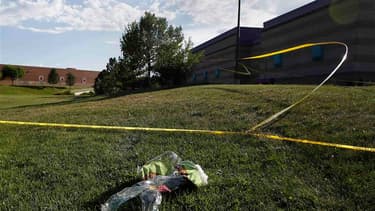 Devant le cinéma de la banlieue de Denver, où un homme masqué a tué par balles douze personnes et en a blessé 58 autres, dont des enfants, vendredi en pleine projection du dernier volet de la série Batman. /Photo prise le 20 juillet 2012/REUTERS/Shannon S