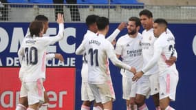 Les Madrilènes célèbrent le but de Raphaël Varane contre Huesca le 6 février 2021