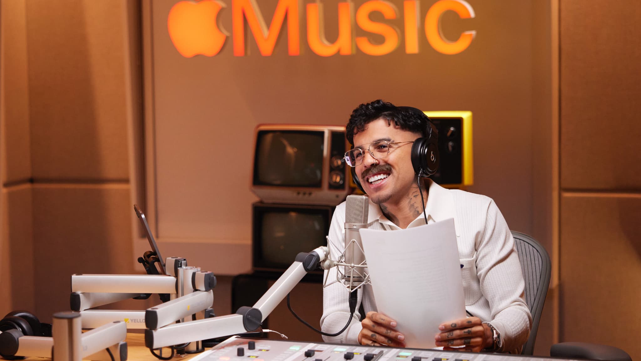 L'artiste Rauw Alejandro dans les locaux d'Apple Music à New York