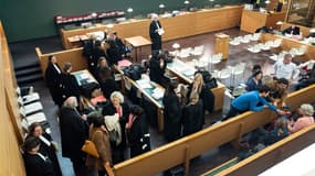 Les avocats dans la salle d'audience avant le début du procès du cas d'un réseau de prostitution à Lyon, le 6 novembre 2019