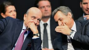 Le patron du parti Les Républicains Nicolas Sarkozy (d) et le maire de Bordeaux Alain Juppé, le 14 octobre 2015 à Limoges