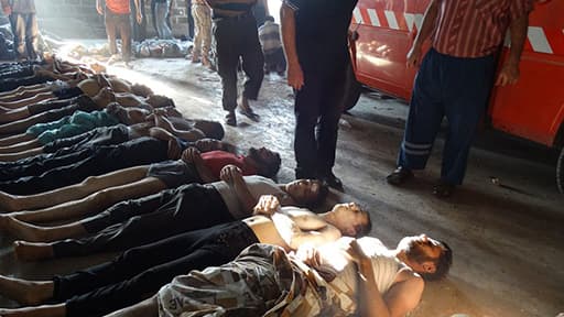 Des cadavres d'hommes, en banlieue de Damas, où l'opposition affirme qu'ils ont été tués par des armes chimiques.
