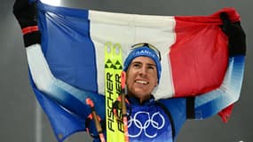 La joie du Français Quentin Fillon-Maillet, champion olympique de la poursuite aux Jeux de Pékin, le 13 février 2022 au centre national de biathlon de Zhangjiakou