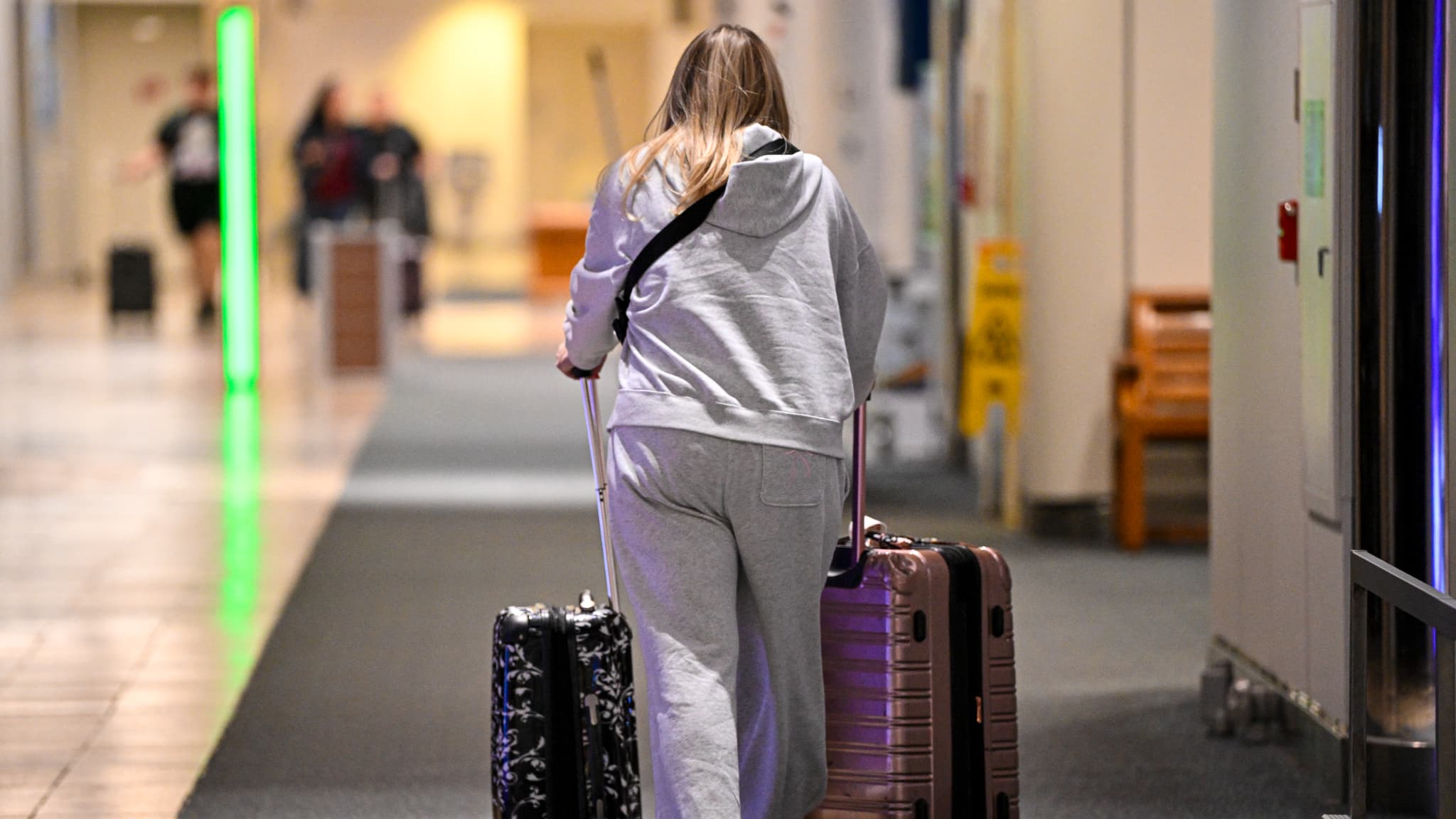 Une voyageuse à l'aéroport d'Orlando Une voyageuse à l'aéroport d'Orlando